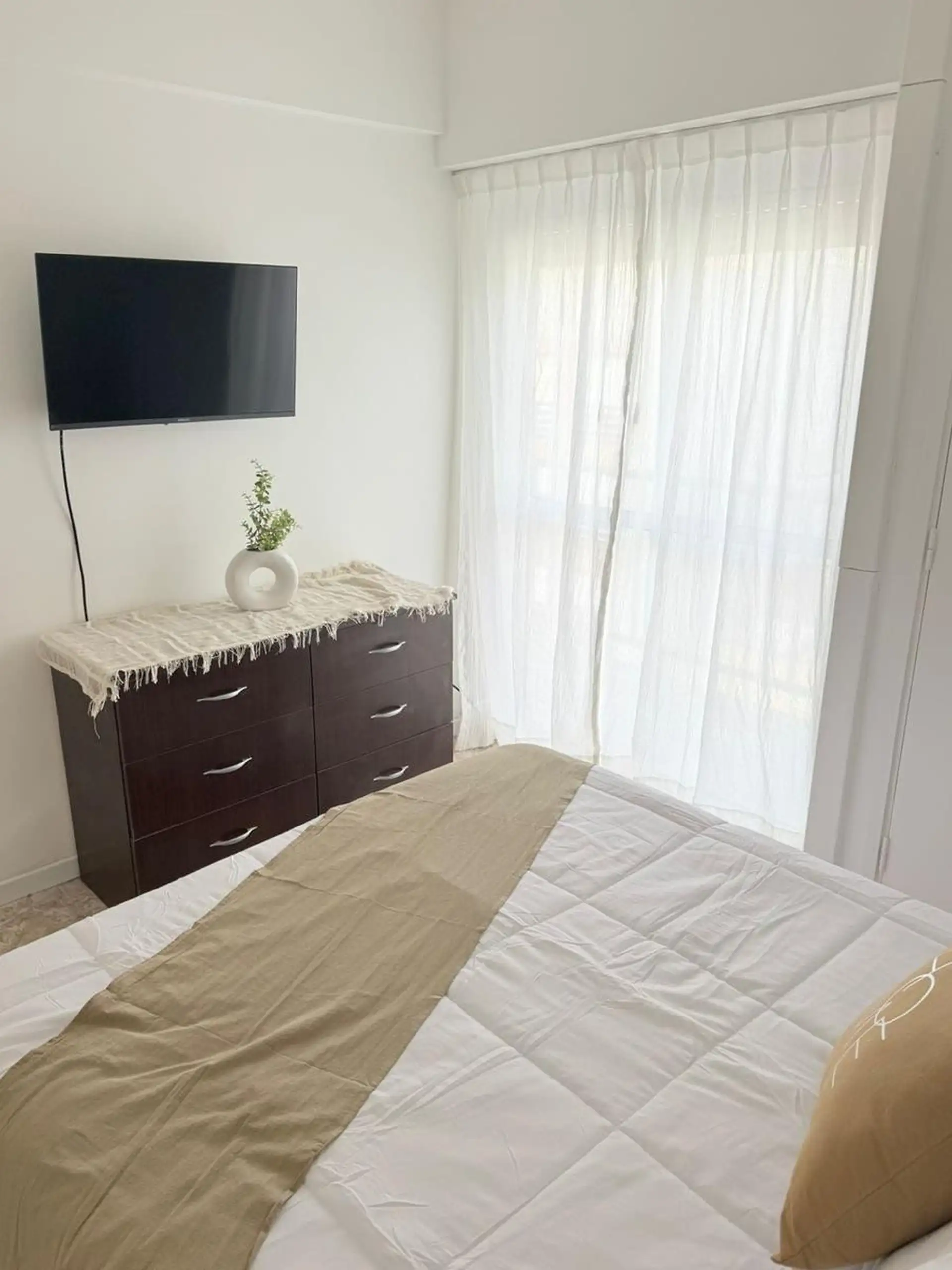 Departamento monoambiente al frente con balcón, zona Centro