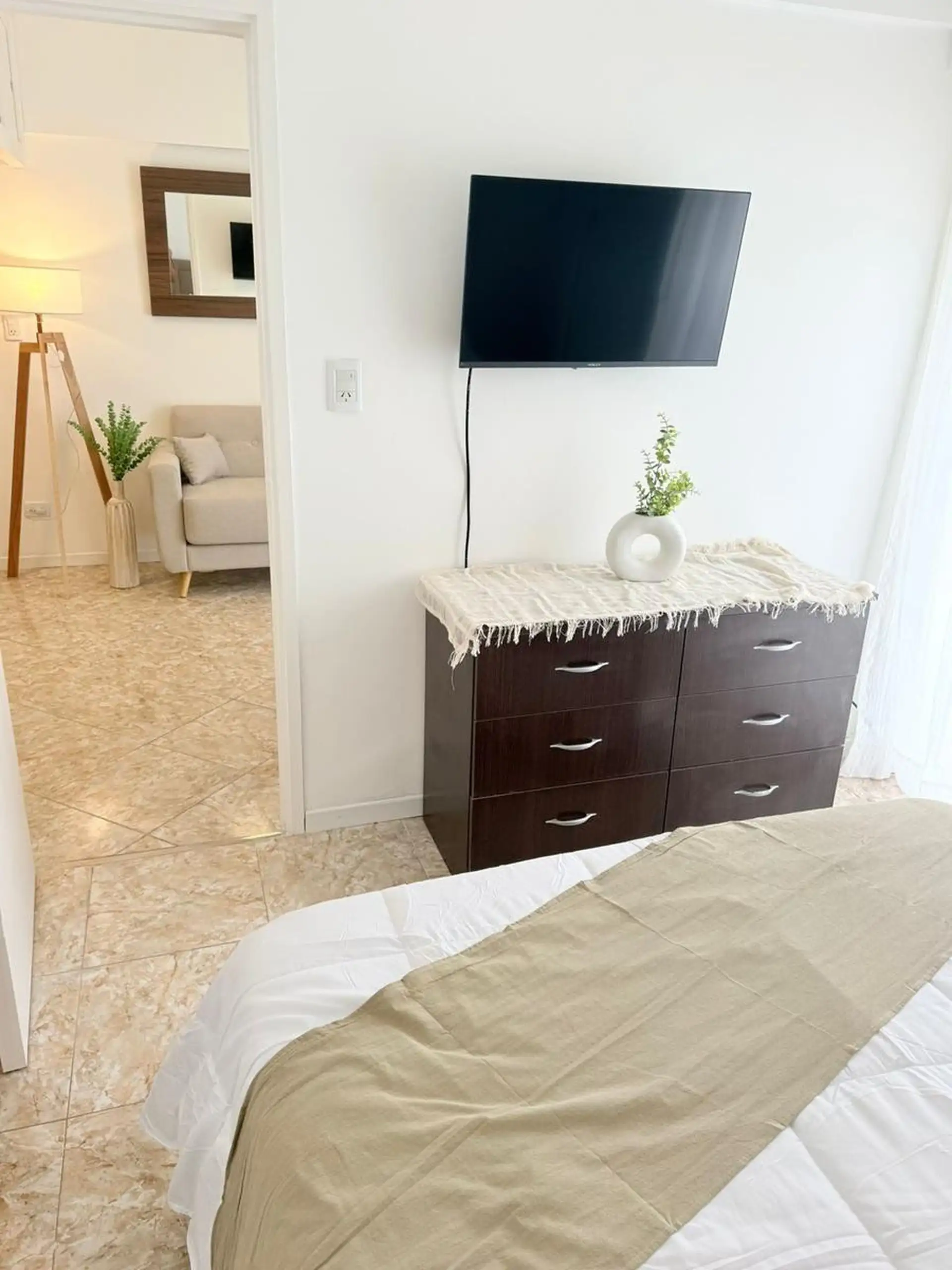Departamento monoambiente al frente con balcón, zona Centro