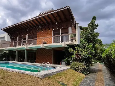 Venta  Acassuso casa 6 amb. Perú y Libertador. 