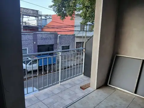 Venta de monoambiente con balcón en Villa Lynch