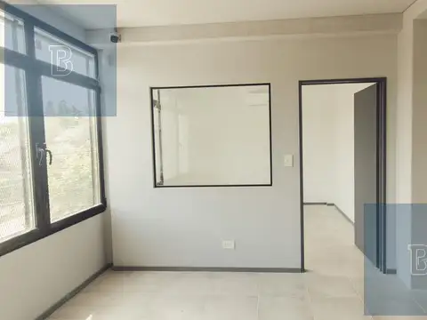 Oficina 10 ambientes con 4 baños