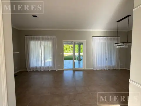 Casa en Alquiler con 1 cochera