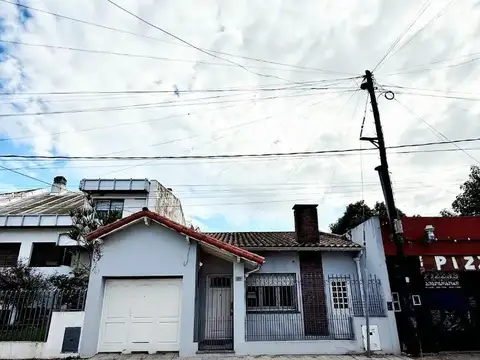 CASA DE 3 AMBIENTES CON COCHERA Y JARDIN EN VENTA