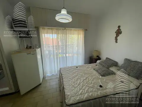 Mono ambiente con balcón al frente