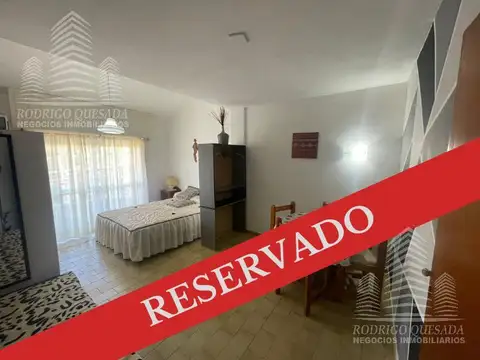 Mono ambiente con balcón al frente