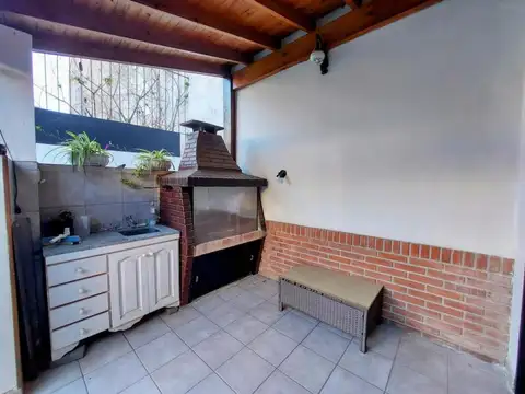 BARRIO GUEMES,  CASA CON TRES DORMITORIOS FONDO Y PISCINA