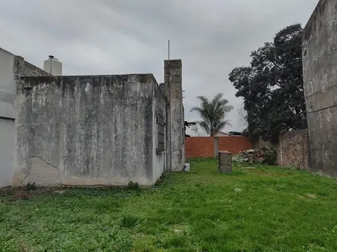 LOTE 10 X 20 mts. CON CONSTRUCCION DE MATERIAL A REFACCIONAR