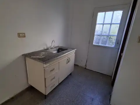 Monoambiente con patio en alquiler | Berazategui