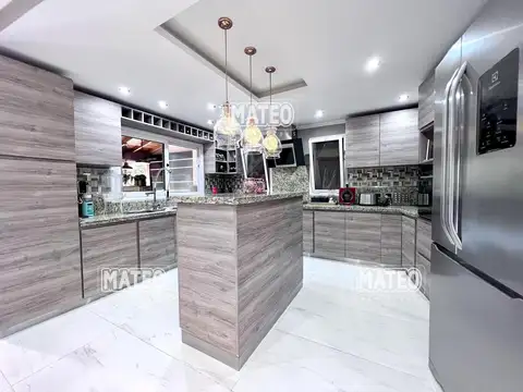 AMPLIA Y LUMINOSA PROPIEDAD