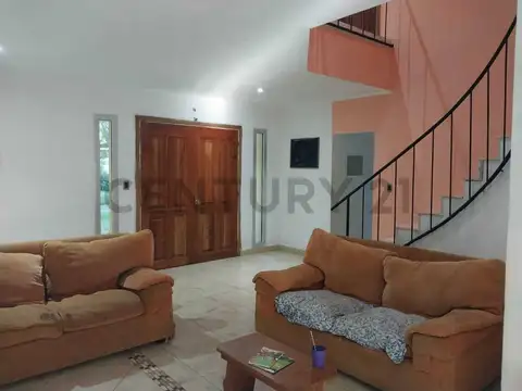 Casa en Venta con 3 cocheras