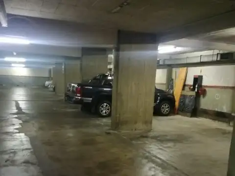 Excelente cochera en subsuelo en edificio.