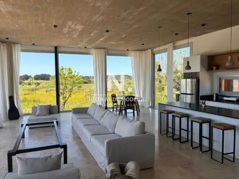 Vende casa en Laguna Escondida en 4 dormitorios.