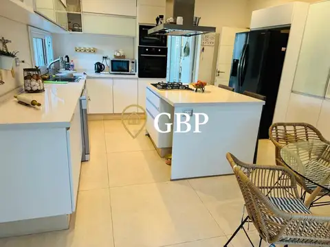 Casa 5 ambientes con 4 baños