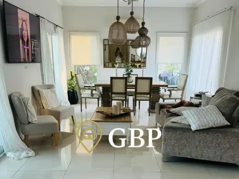 Casa en Alquiler con 2 cocheras