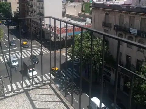 Monoambiente amplio, muy luminoso, con vista abierta, sol de mañana