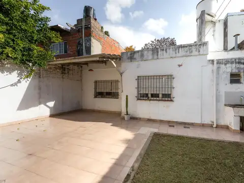 VENTA CASA PARQUE CASADO DOS DORMITORIOS COCHERA Y PATIO
