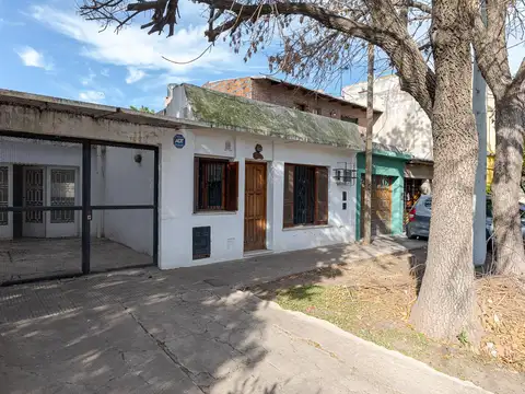 VENTA CASA PARQUE CASADO DOS DORMITORIOS COCHERA Y PATIO
