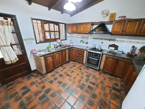 Casa 4 ambientes con 2 baños