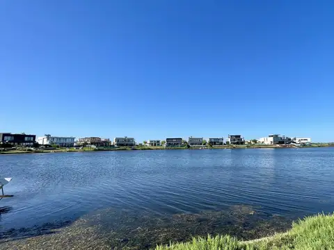 Lote a la laguna en venta en Puertos del Lago - Barrio Costas - Orientacion Norte