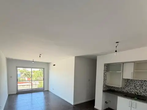 DEPARTAMENTO DOS AMBIENTES CON BALCON EN ALQUILER