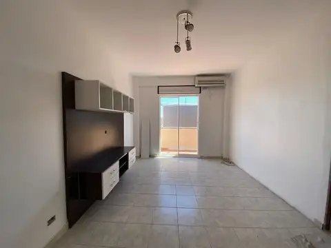 DEPARTAMENTO DE 4 AMBIENTES CON COCINA SEPARADA Y BALCON.