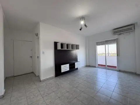 DEPARTAMENTO DE 4 AMBIENTES CON COCINA SEPARADA Y BALCON.