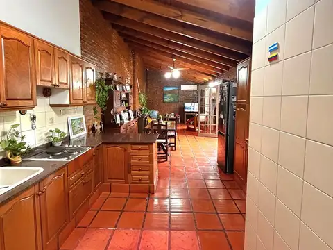 Casa 4 ambientes con 2 baños