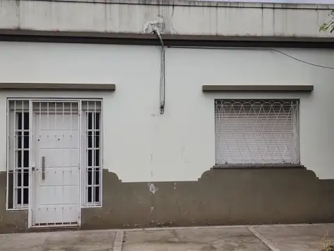 CASA AL FRENTE EN PH, TOTALMENTE INDEPENDIENTE, 2 AMB CON PATIO Y TERRAZA. SIN EXPENSAS, SUPER LUMINOSO