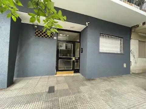 2 AMBIENTES OPTIMA UBICACION LATERAL SUPER LUMINOSO BALCON FRANCES OPORTUNIDAD A PASOS DE AV RIVADAV