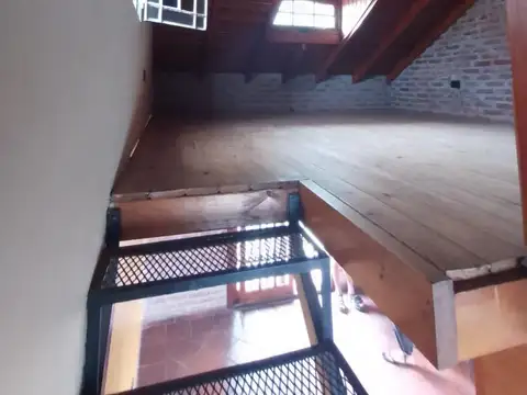 DEPTO T/CASA DE 2 AMB EN PLANTA ALTA AL FRENTE EN LOMAS!