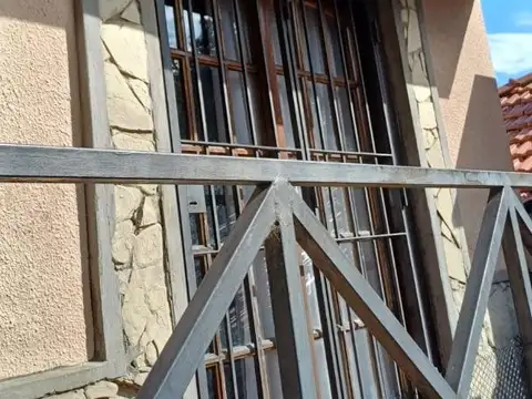 DEPTO T/CASA DE 2 AMB EN PLANTA ALTA AL FRENTE EN LOMAS!