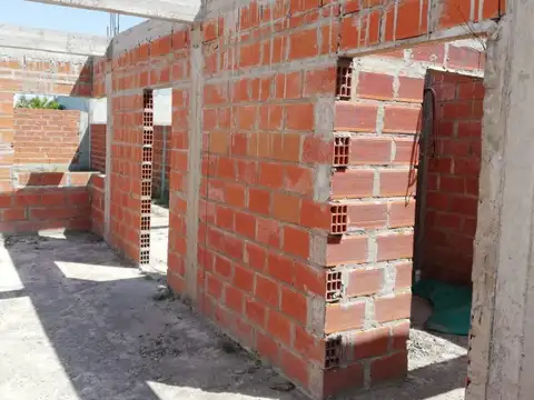 VENTA DE LOTE CON CONSTRUCCIÓN A TERMINAR 