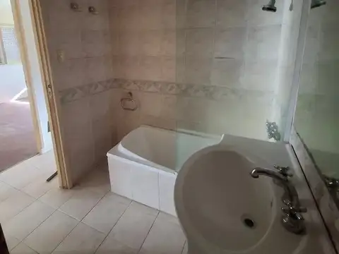 CHALET 3 AMBIENTES CON COCHERA