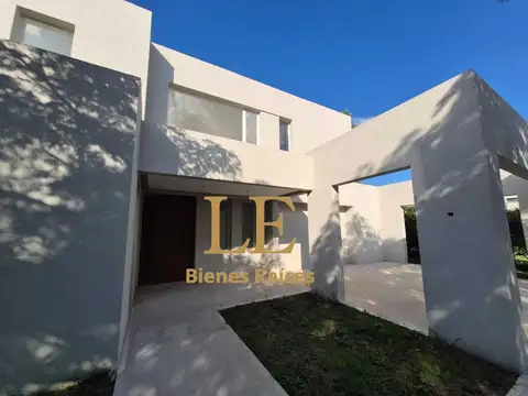 Casa 5 ambientes con 4 baños