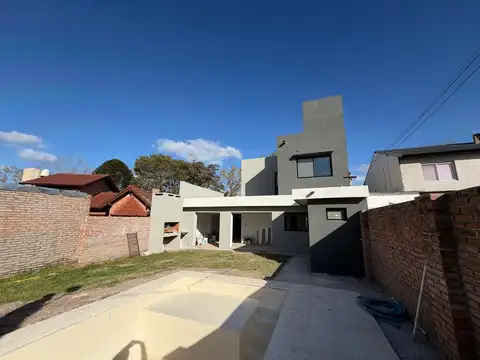 Casa 6 ambientes con 2 baños