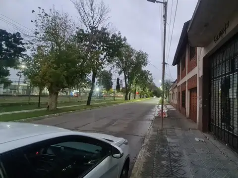 ALQUILER GALPON CON FRENTE VIDRIADO EN EZPELETA