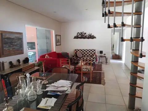 Casa 5 ambientes con 4 baños