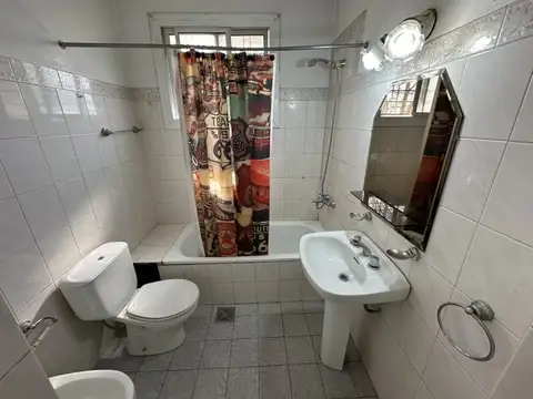 CASA 3 AMBIENTES EN PLANTA ALTA CON GARAJE Y PATIO