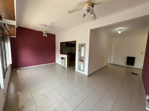 CASA 3 AMBIENTES EN PLANTA ALTA CON GARAJE Y PATIO