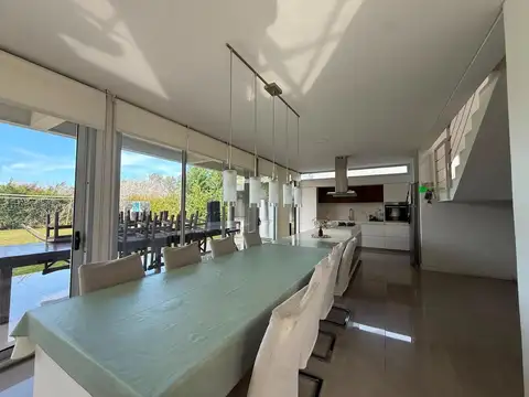 Casa en Venta con 4 cocheras