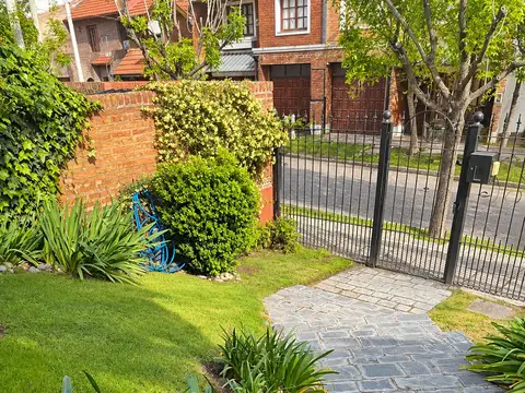 Alquiler -hermosa Casa De 3 Dormitorios, En Barrio Santa Genoveva - Neuquen Capital