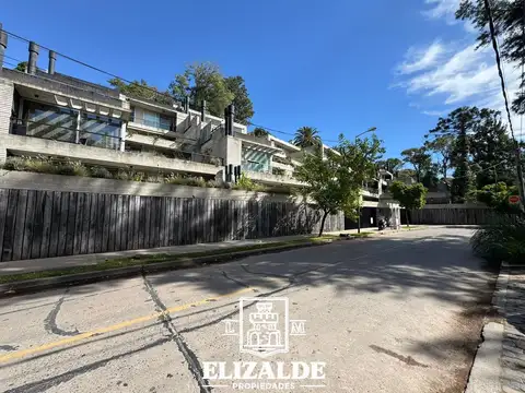 General Arias y Uruguay - Exclusivo depto. con jardín, pileta, parrilla y coch - Venta - Punta Chica