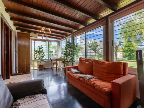 VENTA/PERMUTA - Casa de 3 dormitorios con quincho y piscina. Villa Amelia.