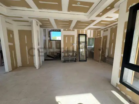 Casa 8 ambientes con 2 baños
