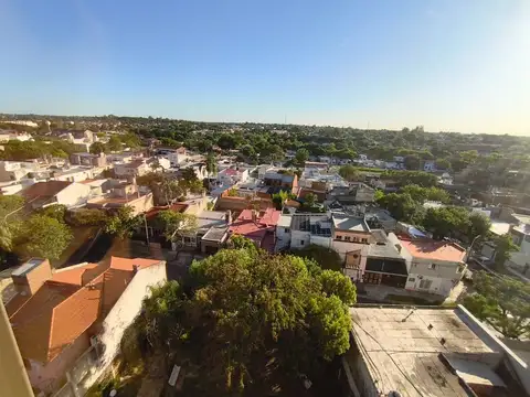 Amplio depto. de 3 dormitorios a pasos del centro