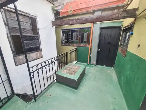 Venezuela al 800, entre Piedras y Tacuarí, San Telmo. PH sin expensas. Piso 1 x escalera. 162 m2 totales, 81 m2 cubiertos. 2 plantas. 4 ambientes. 2 dormitorios. 2 baños. Patio. Taller depósito o tercer dormitorio. Terraza propia de 69 m2. Muy luminoso