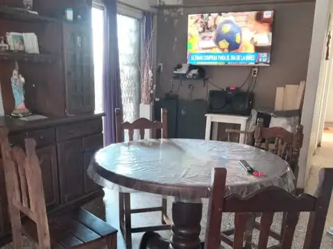 Venta de casa principal mas dos departamentos.