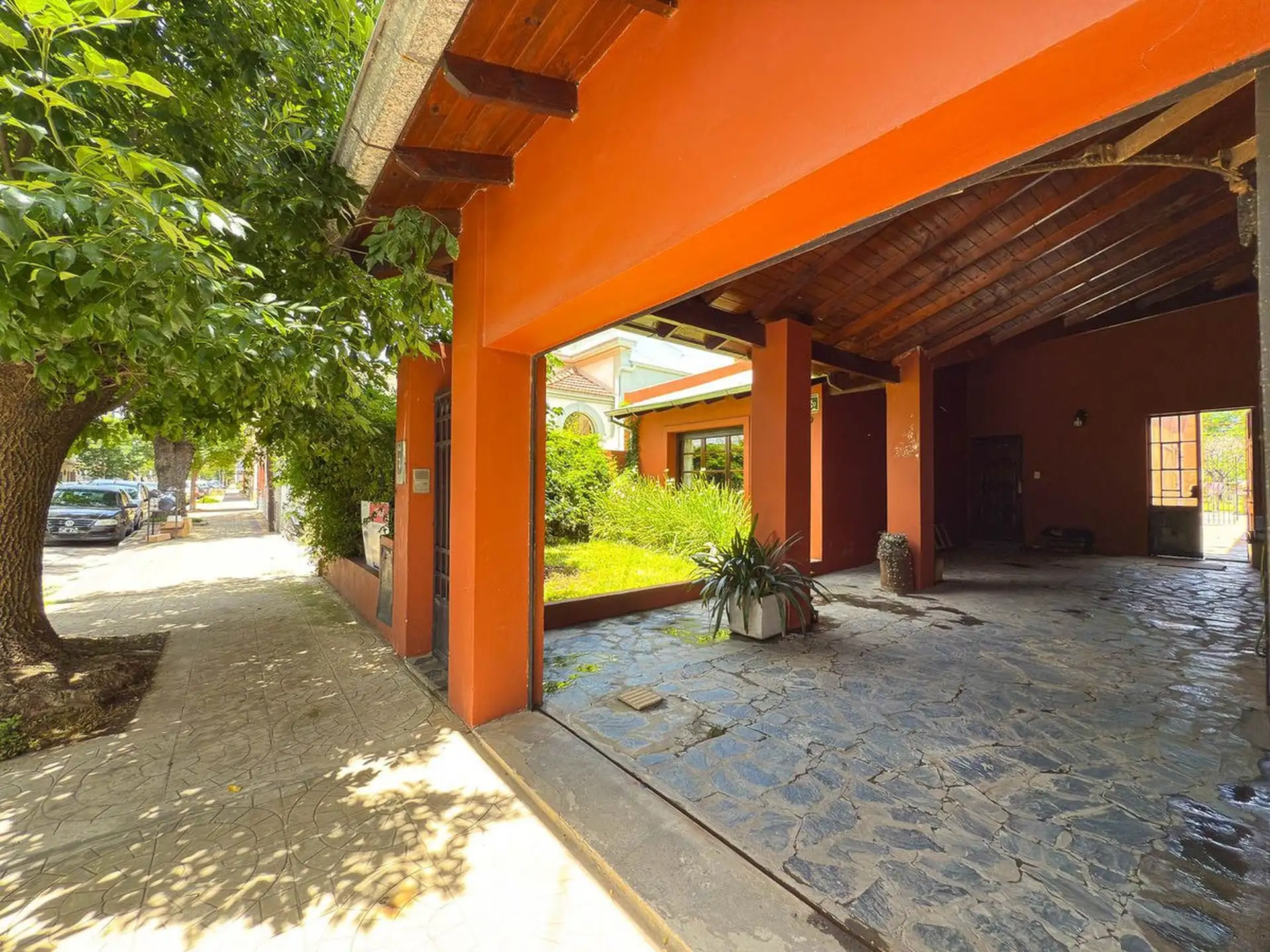 Casa 3 dorm, 155m² con quincho y garage — Semicentro