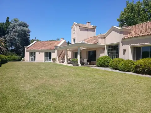 Exclusiva Casa Frente al Polo en Praderas