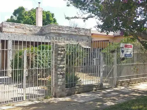 HURLINGHAM VENTA DE CASA 5 AMBIENTES CON PARRILLA